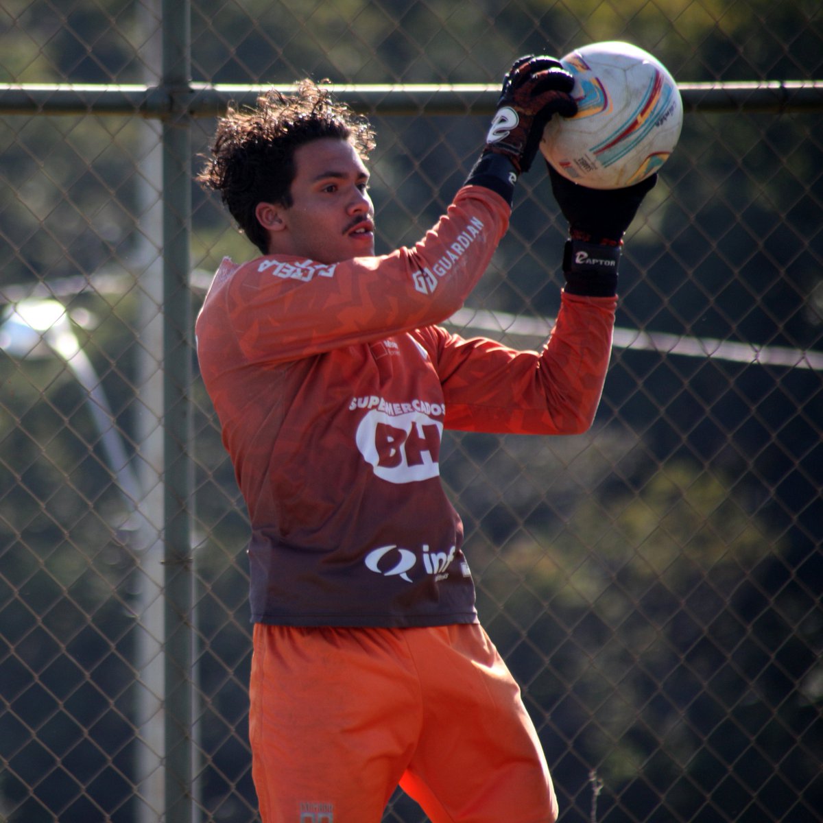 Em busca da permanência no topo da tabela de classificação do Estadual Sub-20, nossos Águias encaram no próximo sábado, (08/07), às 9h, em Contagem, o <a href="/UEC_Oficial/">UberLÂNDIA Esporte Clube</a> . A partida acontecerá no Estádio Flávio Guimarães, com portões abertos. Acesso pela rua Ágata, 300, bairro