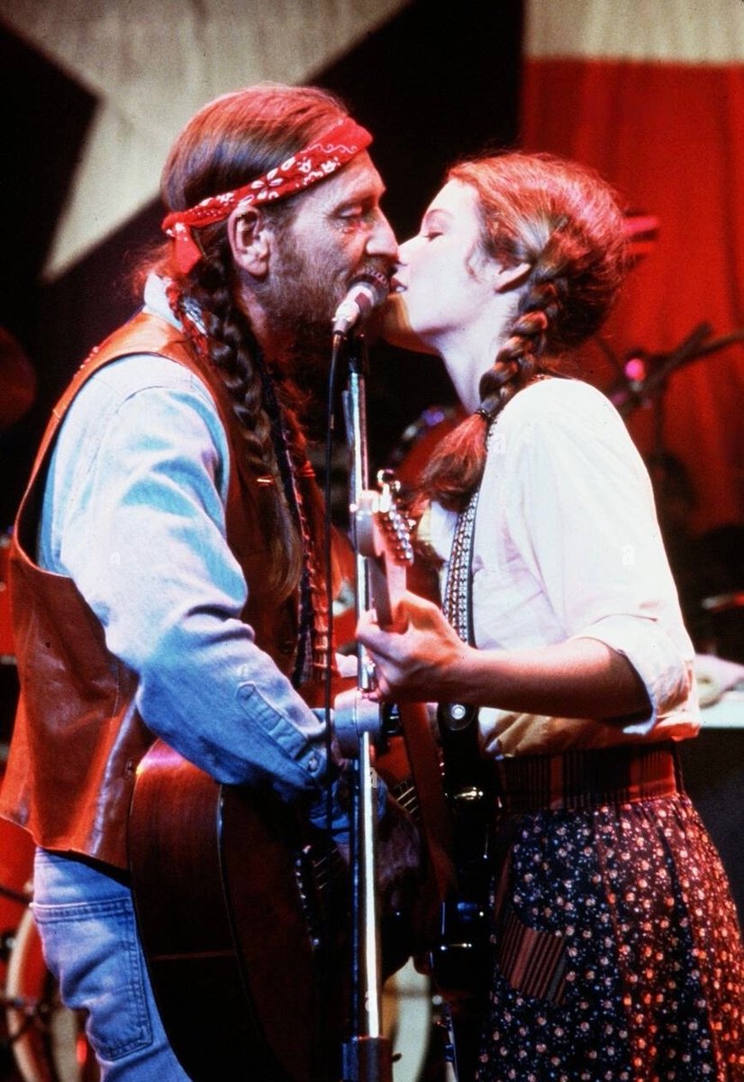 Willie Nelson & Amy Irving, 1980

Their onset romance during the filming of Honeysuckle Rose temporarily ended her relationship w/Steven Spielberg, causing her to lose the female lead in Raiders of the Lost Ark. Her 1989 divorce settlement from Spielberg was an est. $100 million https://t.co/Jzkm3QD4hp
