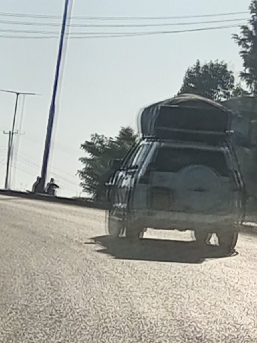 JusticeMatoke's tweet image. Hiyo kitu hapo juu ni ya nini ???