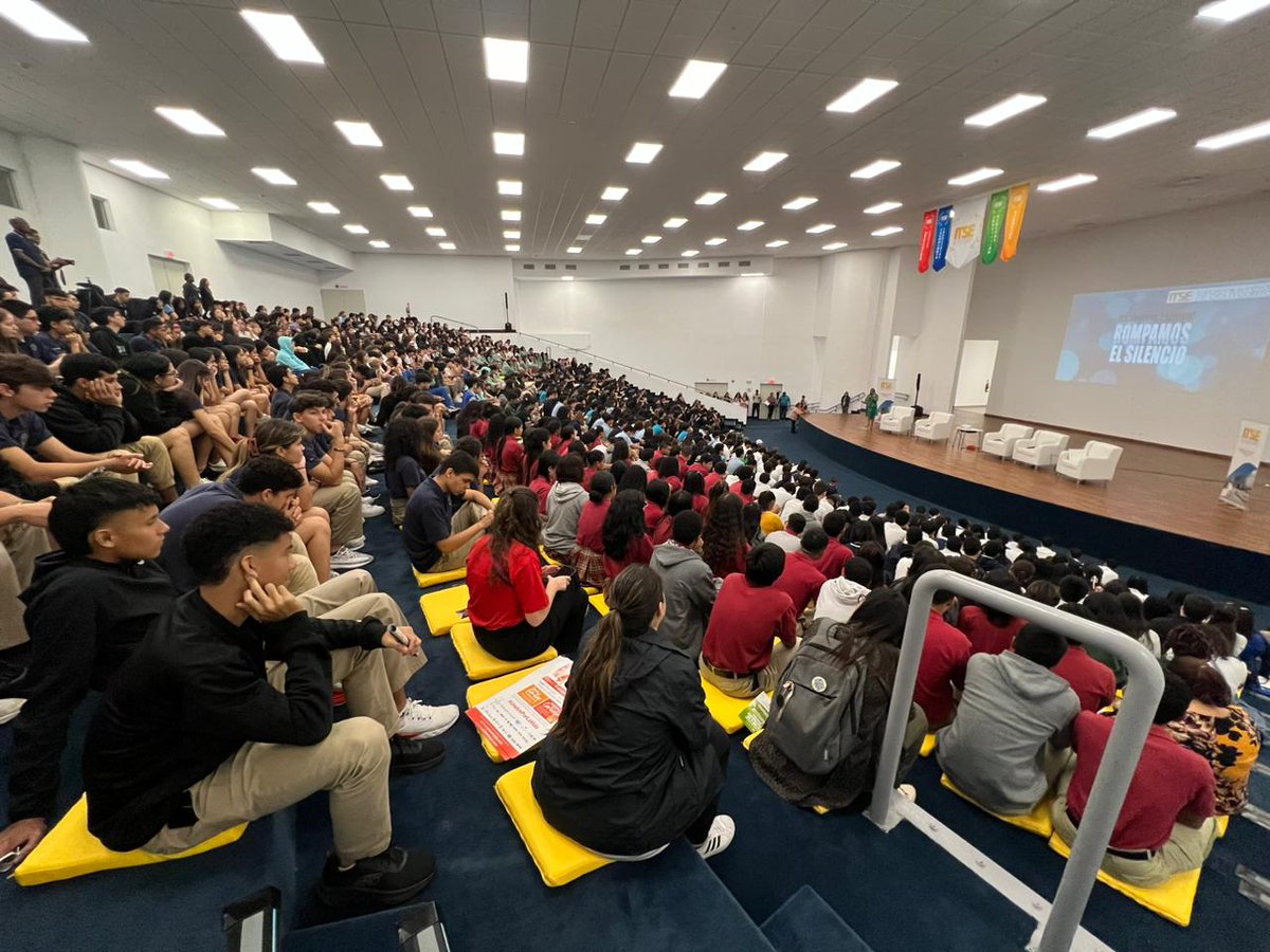 flormizrachi's tweet photo. Ayer y hoy, 2 mil alumnos de 16 escuelas públicas y privadas recibieron herramientas para aprender a cuidar su salud mental y ayudar a otros. Es realmente alarmante la magnitud del problema de salud mental que tenemos y lo poco que se hace a nivel gubernamental al respecto. https://t.co/fb2XtgoMAM