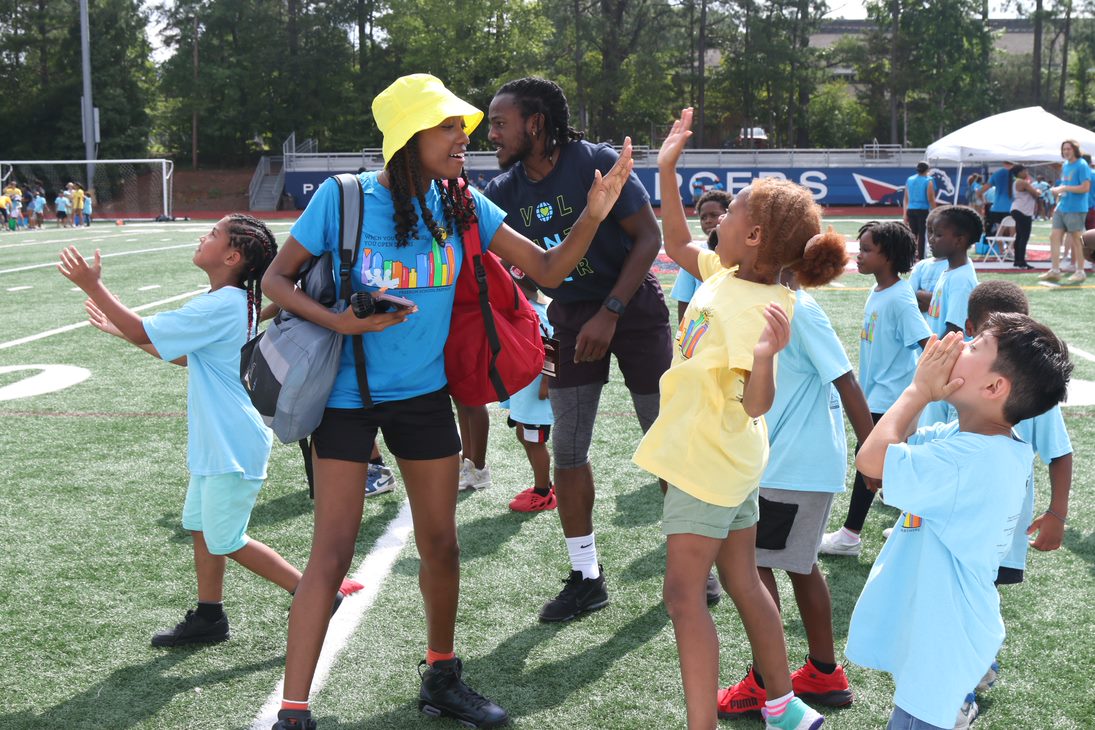 🌞 Our scholars had a blast today at Field Day, enjoying a day filled with laughter, games, and endless fun! Thanks to <a href="/ProvidenceDay/">Providence Day</a> for being our hosts, and a shout-out to <a href="/TIAA/">TIAA</a> for sponsoring and making it an unforgettable day of excitement. 🎉 #fspinspiringscholars