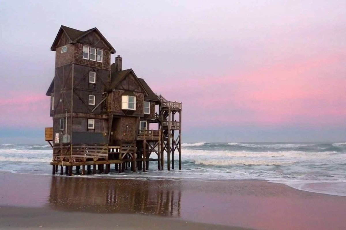 FedeItaliano76's tweet photo. The abandoned houses of Mirlo Beach, North Carolina https://t.co/tnSQtu8vdj https://t.co/YqBNMpSNwI