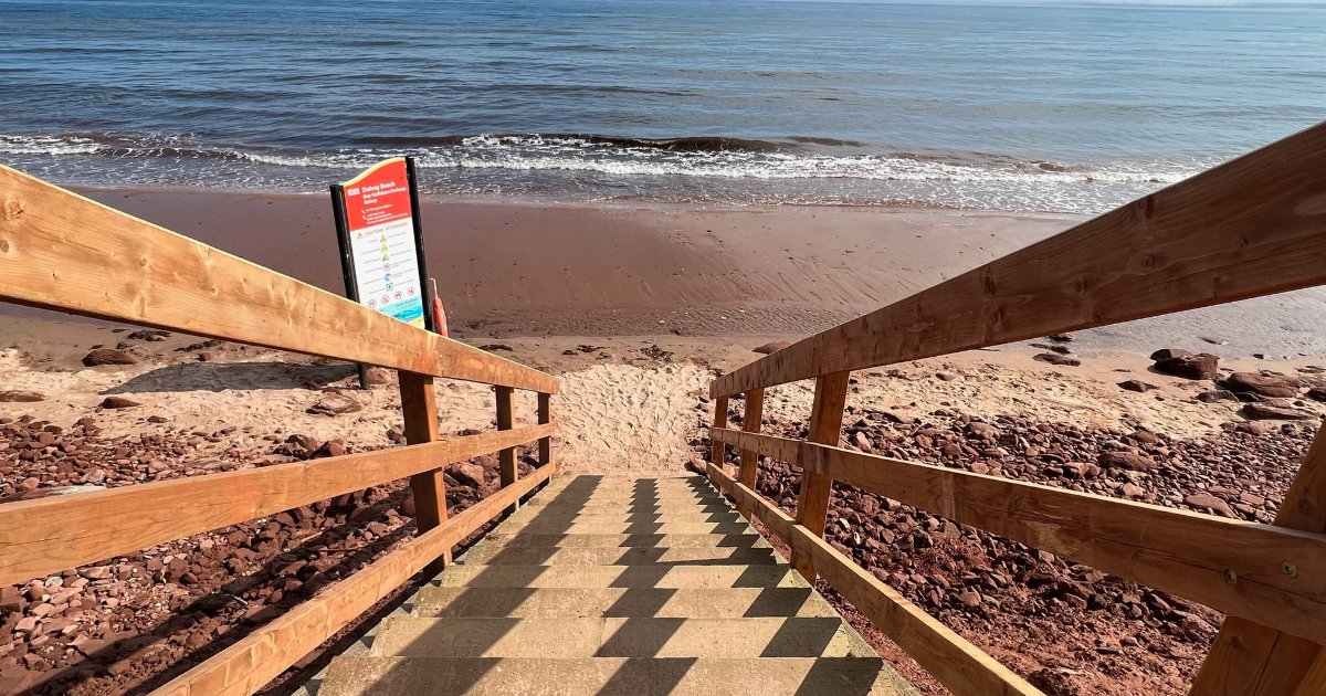ParcsCanadaIPE's tweet photo. Les visiteurs peuvent désormais accéder à la plage de Dalvay dans le parc national de l’Î.-P.-É. par des escaliers récemment rouverts. Le stationnement au point d'accès de la plage de Dalvay - au sud de la partie est de la promenade du Golfe - a également rouvert. https://t.co/o1N3cnqFvS