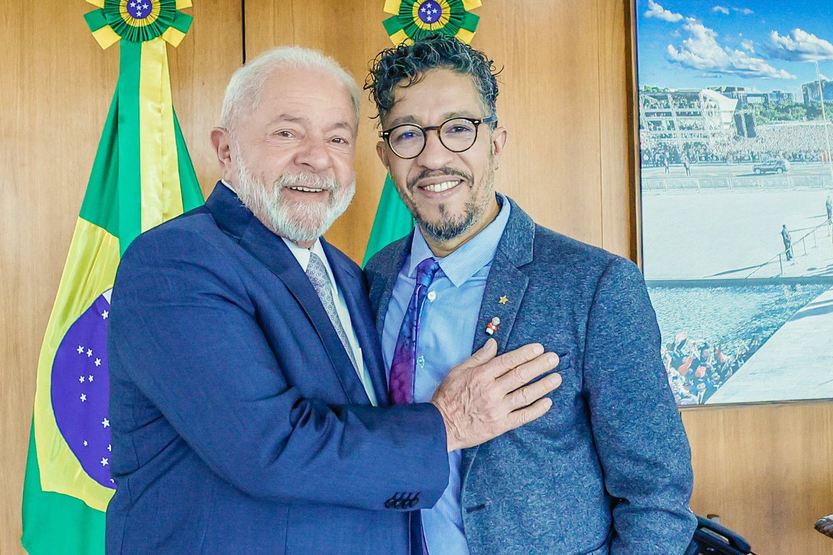 LulaOficial's tweet photo. Feliz de rever o amigo @jeanwyllys_real no Brasil. Vamos defender juntos um país melhor e para todos.

📸: Cláudio Kbene https://t.co/s60WeeUnLt