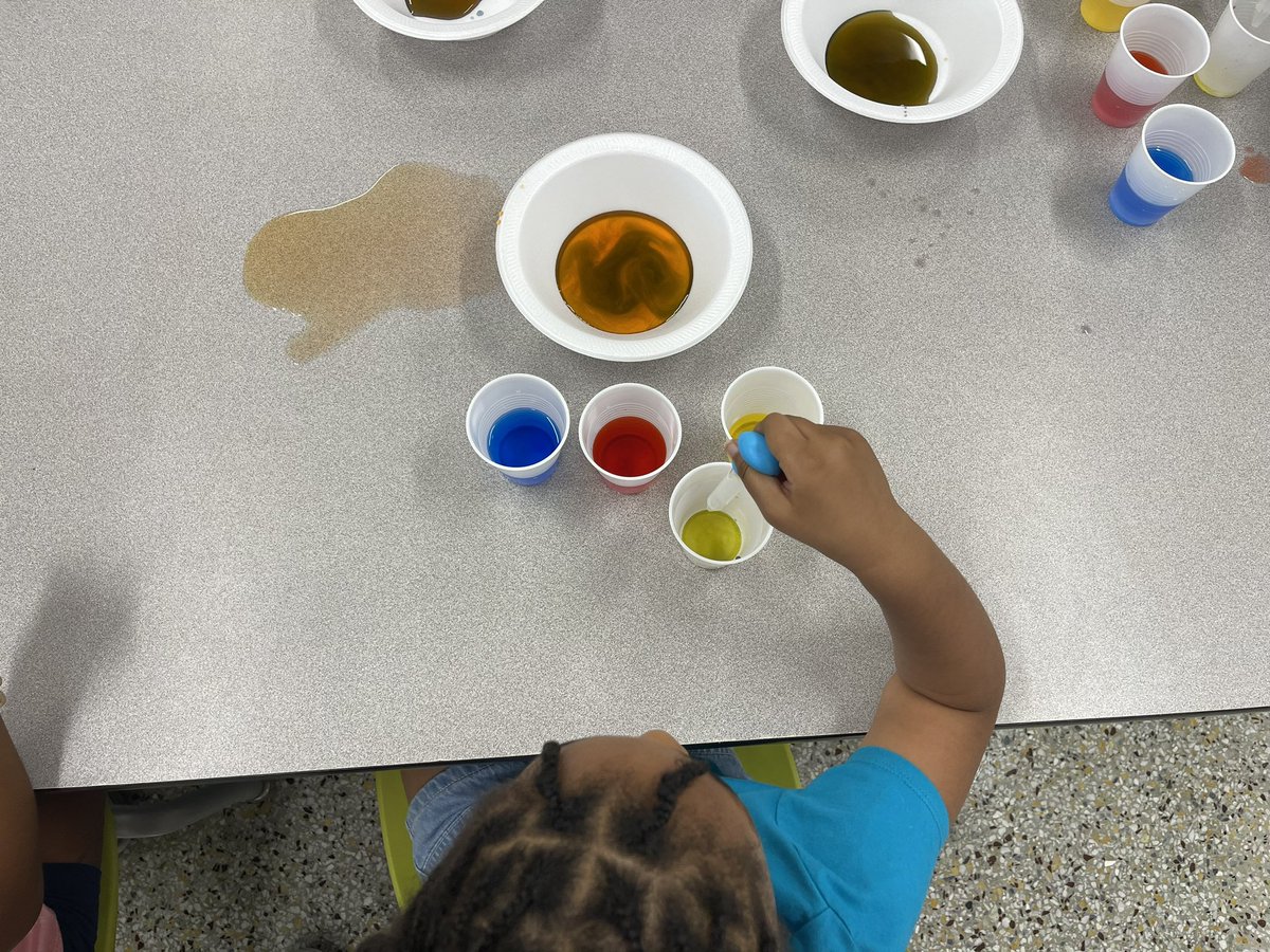 sandspike23's tweet photo. SLC kiddos had a great time during their science lesson. Mixing colors and seeing what happens. @BaysideBulldog @CathyBrumm @4MRSVAUGHAN1 @MsOConnor33
#learningisfun #funislearning. #futurescientistsmaybe https://t.co/d1aVsqHHfP