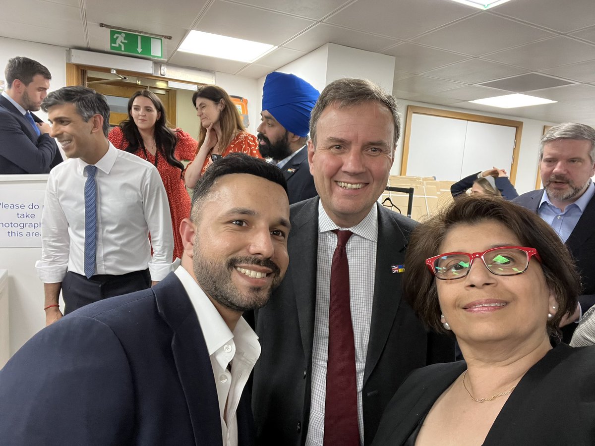 ahmereenreza's tweet photo. After work- dropped in for a quick #CCHQ Connect Calling to #GOTV for #UxbridgeAndSouthRuislip &amp; #SelbyandAinsty by-election 🗳️

What a pleasure and a double treat to be #ConnectCalling ☎️ with our Prime Minister @RishiSunak  AND our Party Chairman @GregHands 👍🏻👍🏻 https://t.co/MmbkZXEYq9