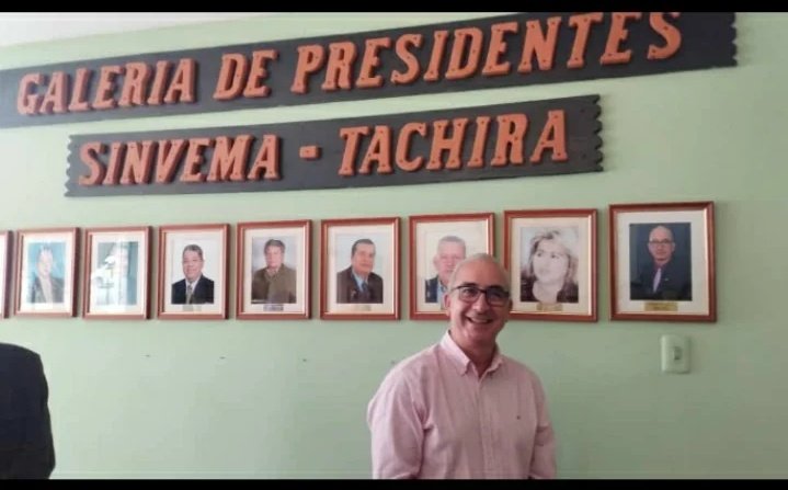 fevemaestros's tweet photo. Nos sumamos con mucho orgullo al homenaje de SINVEMA Tachira a nuestro compañero de lucha y querido Prof. Ildemaro Useche @ildeuse6410, quien pasa a formar parte de la Galería de Presidentes del combativo Sindicato Venezolano de Maestros de Tachira ¡Honor y Gloria! 
#FVMenlaLucha https://t.co/W0DrFqaT2j