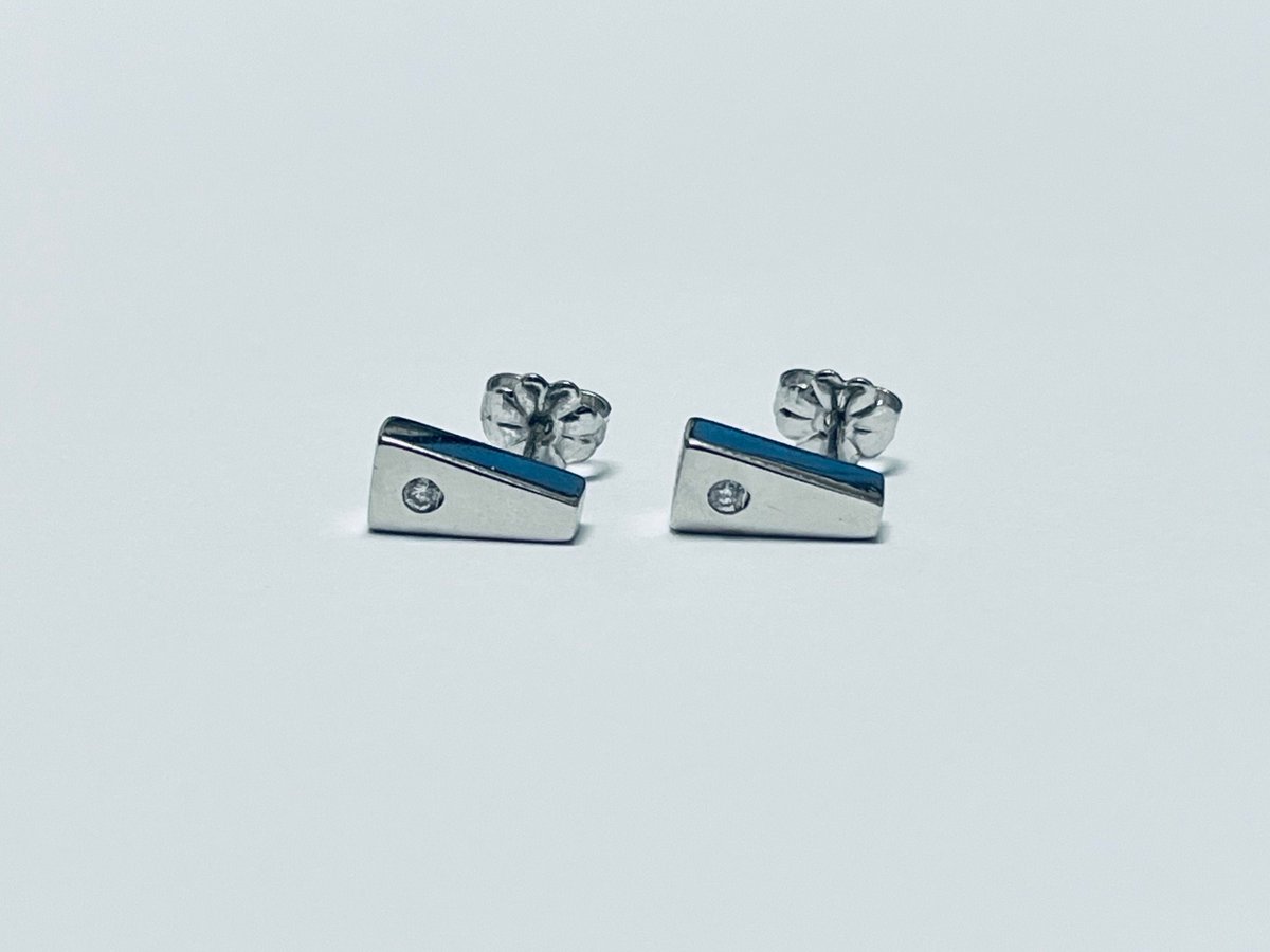 AmericanJewelr3's tweet photo. Excited to share the latest addition to my #etsy shop: Vintage Sterling Silver Diamond Accent Bar Stud Earrings https://t.co/lS5nVhRiZJ #silver #diamond #pushback #round #bar #barearrings #sterlingsilver #rare #antique https://t.co/nORPtdrShN
