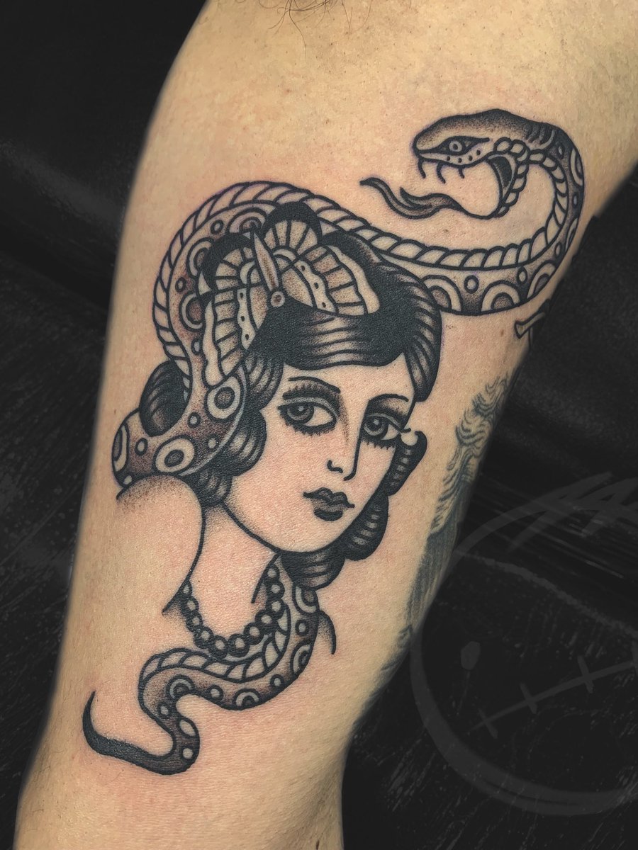 mimimicholas's tweet photo. eh troste n ter uma rede social pra compartilhar as parada eu n quero gravar um video narrando a tatuagem :( https://t.co/EGmHTBN9gv