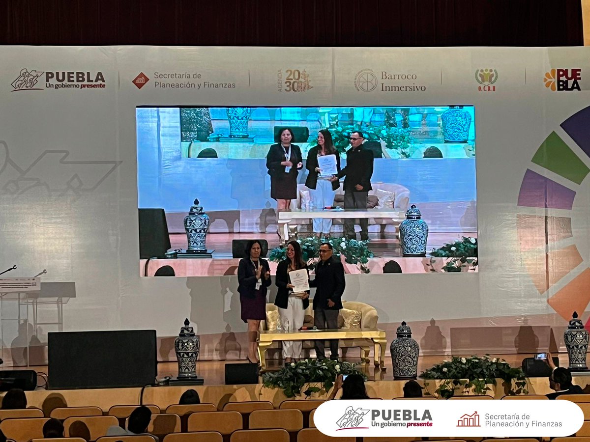 SPFAGobPue's tweet photo. La Subsecretaria de Planeación, Venus Montes Cervantes de esta secretaría y Alfredo Martínez Rosas Pdte. del #OBSERVATORIOCDH entregaron el reconocimiento por participar como ponente en el #FESA2030. https://t.co/CgBqNGV40i