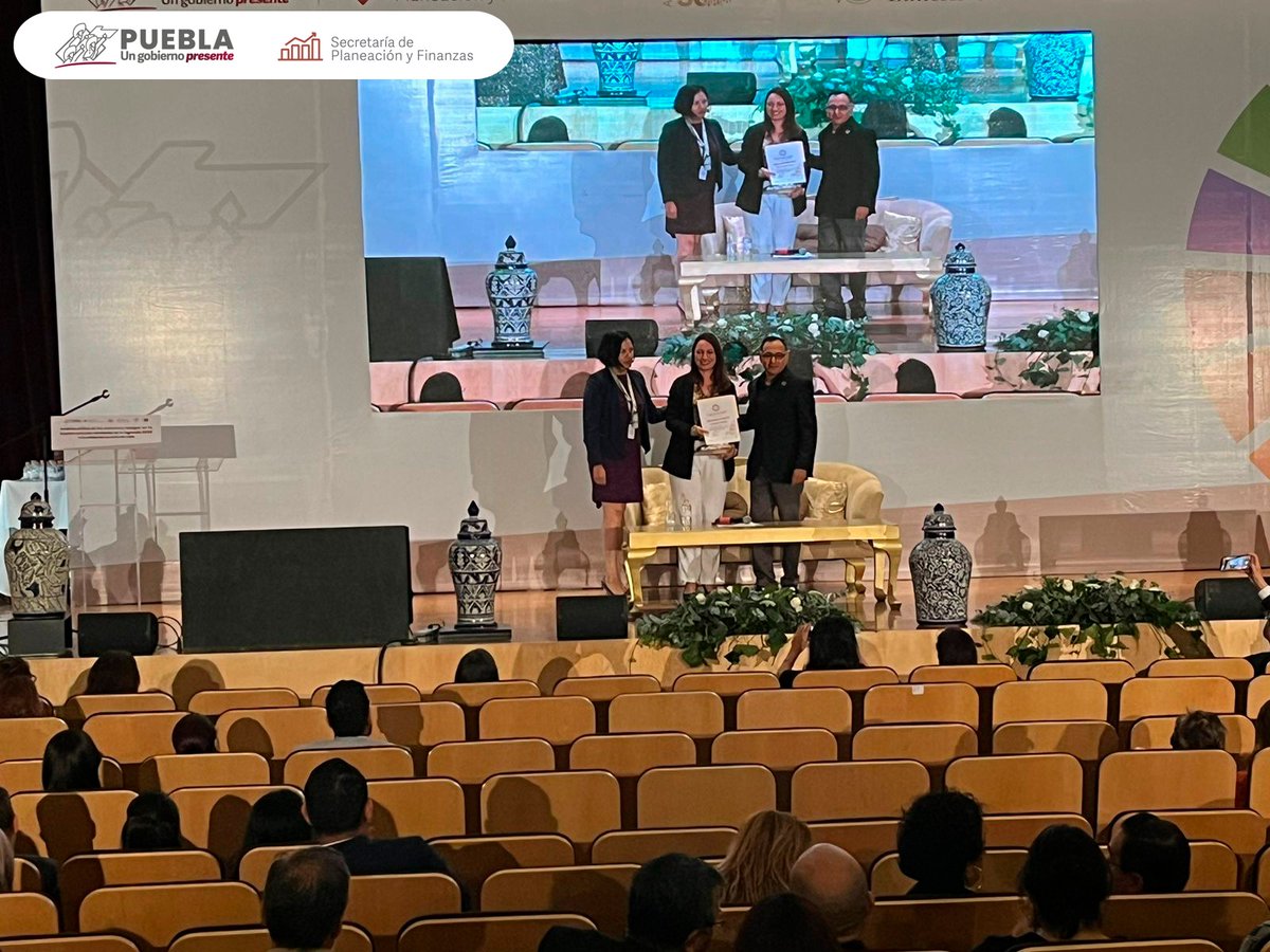 SPFAGobPue's tweet photo. La Subsecretaria de Planeación, Venus Montes Cervantes de esta secretaría y Alfredo Martínez Rosas Pdte. del #OBSERVATORIOCDH entregaron el reconocimiento por participar como ponente en el #FESA2030. https://t.co/CgBqNGV40i
