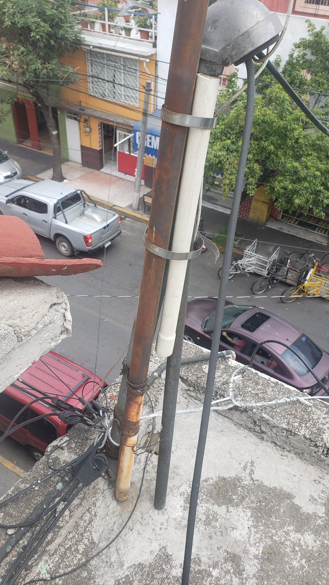 omarin10's tweet photo. @Telmex @TELMEXSoluciona Sus trabajadores se colgaron de la mufa de luz de mi domicilio sin autorización. Son varios cables de fibra óptica y no los quiero, que procede? https://t.co/j3GIL8xDvk