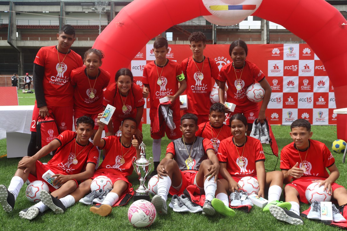 FCCColombia's tweet photo. #TBT Hoy recordamos la emocionante final de la #CopaClaro por Colombia 2022, más de 3,200 niños, niñas y adolescentes de 12 departamentos y 25 comunidades del país se unieron en un torneo inolvidable ❤️ ⚽@ClaroColombia
¡Transformando vidas con tecnología, educación y deporte! https://t.co/DjvaXNQrxU