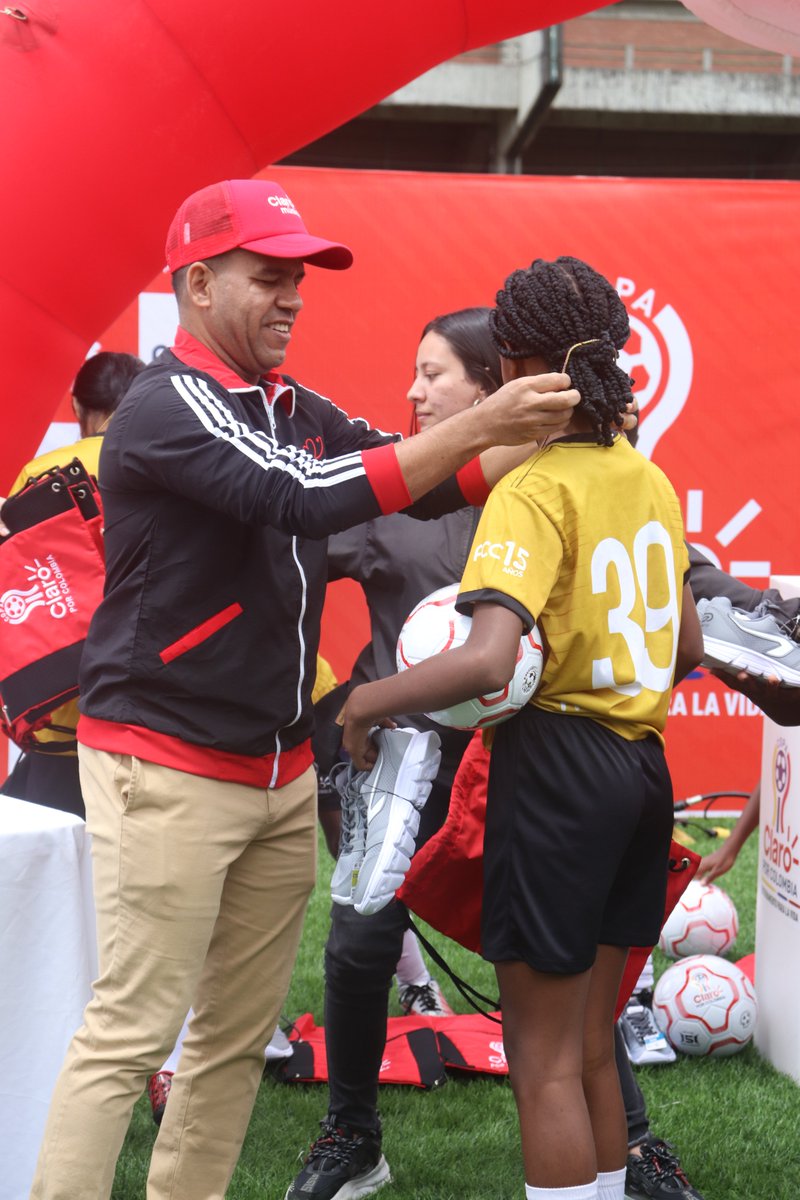 FCCColombia's tweet photo. #TBT Hoy recordamos la emocionante final de la #CopaClaro por Colombia 2022, más de 3,200 niños, niñas y adolescentes de 12 departamentos y 25 comunidades del país se unieron en un torneo inolvidable ❤️ ⚽@ClaroColombia
¡Transformando vidas con tecnología, educación y deporte! https://t.co/DjvaXNQrxU