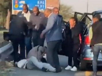 SAfmRadio's tweet photo. Following the #VIPAssault we unpack the recourse available to people who have experienced wrongful conduct by police.

@Oliver_Speaking chats to Peter Jordi - Attorney at the Law Clinic @WitsUniversity 

What is your take on the conduct shown in the video? 
#sabcnews https://t.co/MsbBT2nqjr