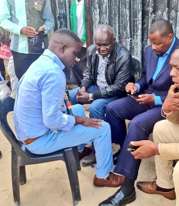 KudaMkono's tweet photo. Today, Councilor elect @ChitembwePardon expressing his heart felt condolences to Pastor Kufa from @ufic_hq at the funeral of the sensational gospel musician Davies Mafunga. Pastor Kufa is second from prophet Emmanuel Makandiwa in the congregational hierarchy. https://t.co/71HwBmQ2sQ