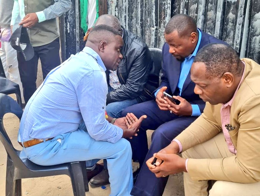 KudaMkono's tweet photo. Today, Councilor elect @ChitembwePardon expressing his heart felt condolences to Pastor Kufa from @ufic_hq at the funeral of the sensational gospel musician Davies Mafunga. Pastor Kufa is second from prophet Emmanuel Makandiwa in the congregational hierarchy. https://t.co/71HwBmQ2sQ