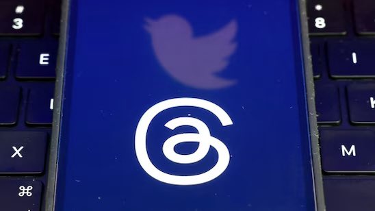 LokeTweets's tweet photo. Is the logo of #MetaThreads inspired from Tamil. I think it does. 😅
Bird on Twitter logo is a Sparrow.
Sparrow in Tamil is குருவி.
The first letter of குருவி is கு and that is how you get #TwitterRival Threads logo.
#threadapp #Meta #Tamil #TamilLanguage https://t.co/XvwdIba4dS