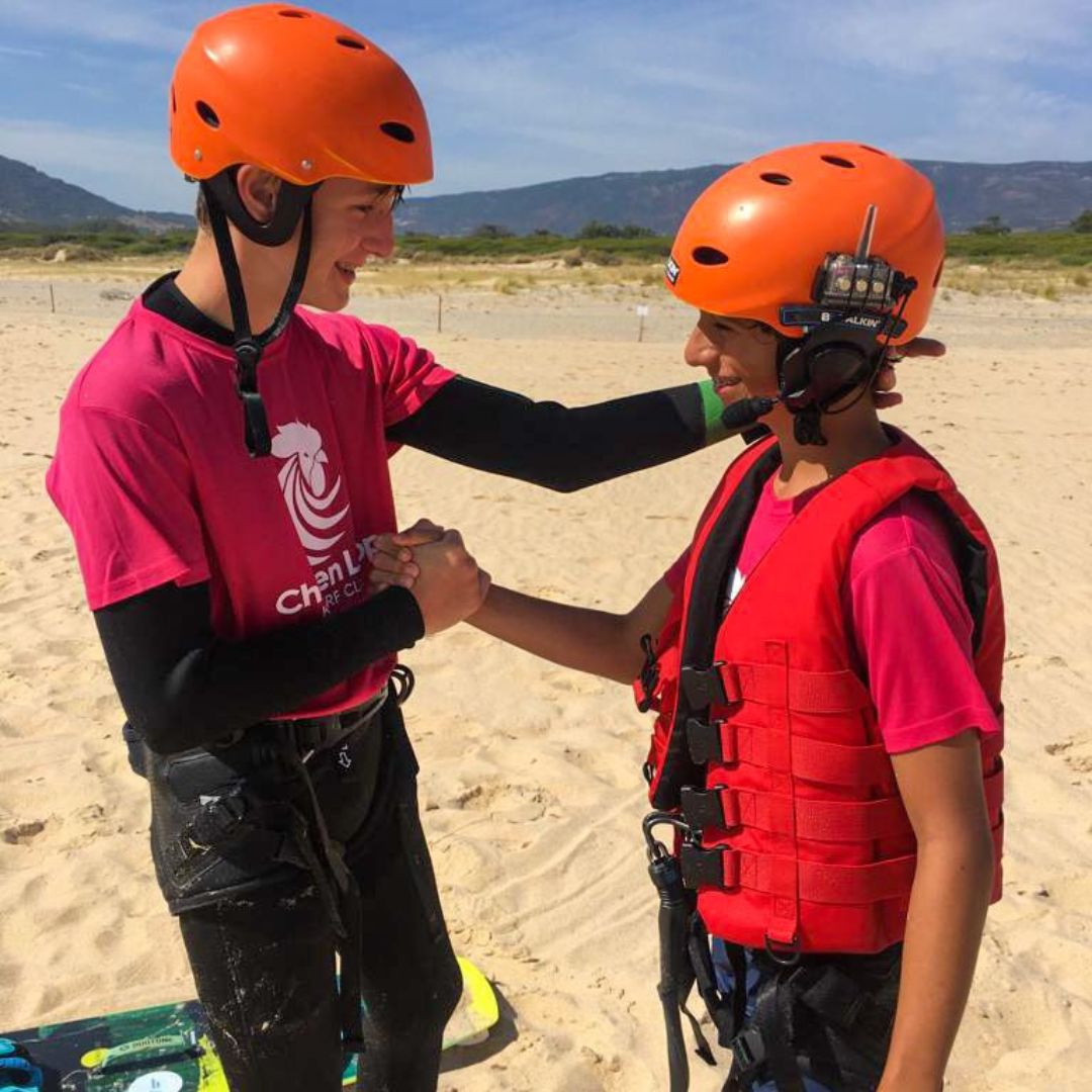 ¡Los niños se lo están pasando genial en el KIDS Chicken 🐔 loop CAMP 2023! 😃 
Están aprendiendo a controlar las cometas 🪁 mientras disfrutan del sol y la playa 🏖️. 
Además, están haciendo nuevos amigos y creando recuerdos que jamás olvidarán. 🥰

#summercamp #kitesurf #tarifa