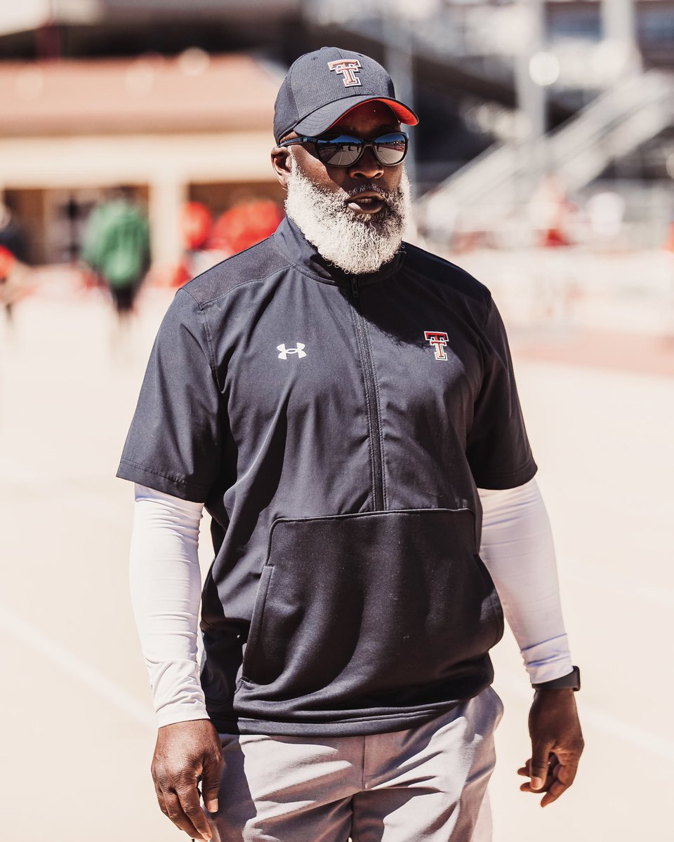 TexasTechTF's tweet photo. 𝐒𝐓𝐀𝐅𝐅 𝐏𝐑𝐎𝐌𝐎𝐓𝐈𝐎𝐍 👏

@CoachCalRob ➡️ Associate Head Coach 👆

#WreckEm 🔴⚫️ https://t.co/mlVQs0v5z5