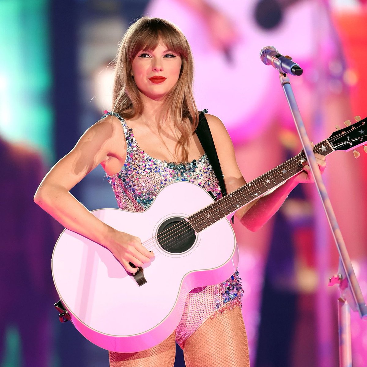 PopBase's tweet photo. Billboard examines the sales of Taylor Swift’s original albums compared to the re-recordings during the time the ‘Taylor’s Versions’ have been out: 

Fearless (Taylor’s Version): 737k
Fearless (2008): 41k

Red (Taylor’s Version): 950k
Red (2012): 45k https://t.co/jWvN5hODpF