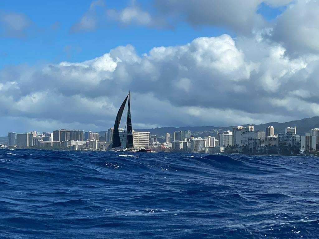 UltimBoat's tweet photo. #Ultime #MOD70 #Multi70 #TranspacRace #Arrivée
Belle deuxième place, à un peu moins de 7 h du vainqueur Orion, pour l'équipage de Giovanni Soldini à bord de Maserati.
Temps de course entre Los Angeles et Honolulu sur les 2225 milles 4 jours 23 h 55 min et 49 s https://t.co/aGCZU7Vtrk