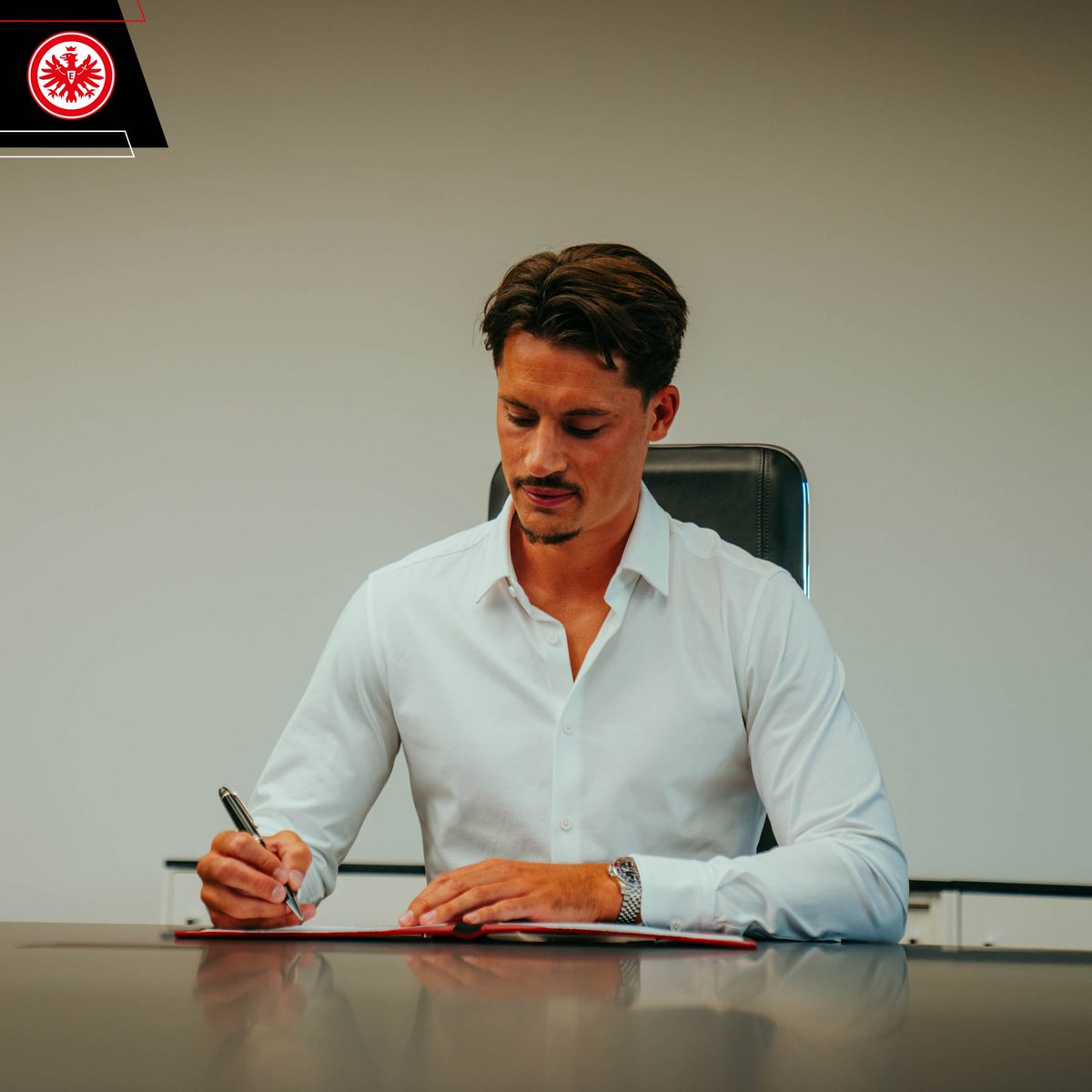 eintracht_jp's tweet photo. サイン完了✅✍️
#SGE | #ItsCooking | #アイントラハト | #フランクフルト | #ブンデスリーガ https://t.co/4RHrwG6y1M