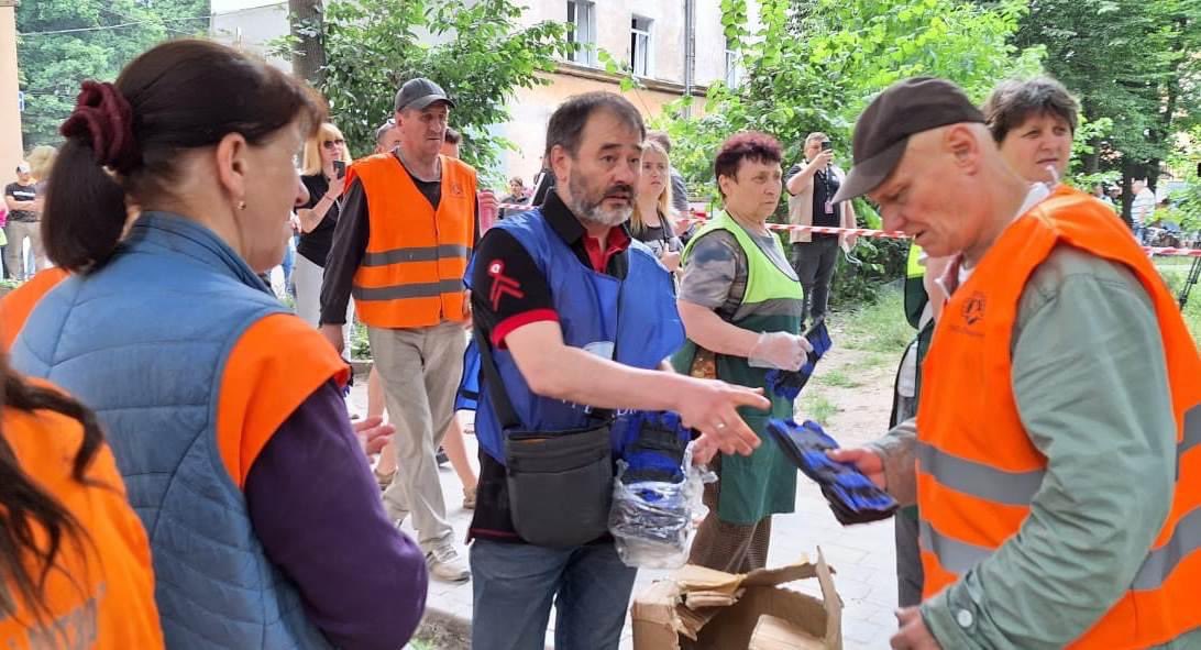 Sant'Egidio helps in Lviv district hit by missiles overnight.
6 people were killed and dozens injured. 
Sant'Egidio distributes basic necessities to those displaced from the buildings destroyed in the airstrikes.