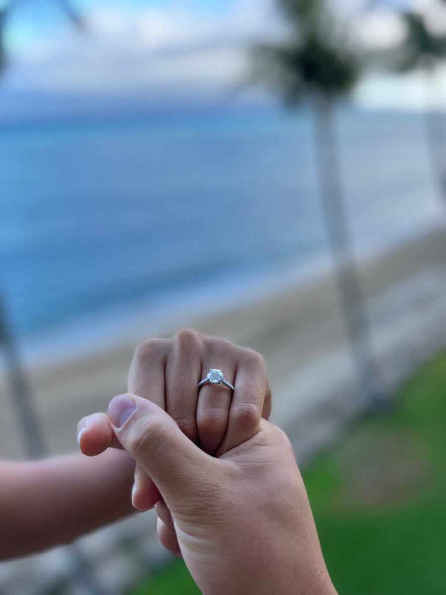We might be biased but this is a PERFECT Maui vacation 😍

Sending a big congratulations to another beautiful Leo Alfred couple! 💍 #LeoAlfred #SheSaidYes #engagement
