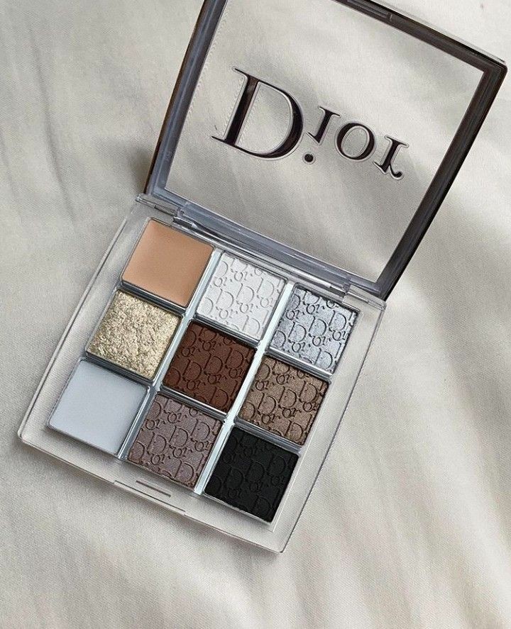 Outfit_Luxy's tweet photo. Dior make-up https://t.co/qez37XIBuK