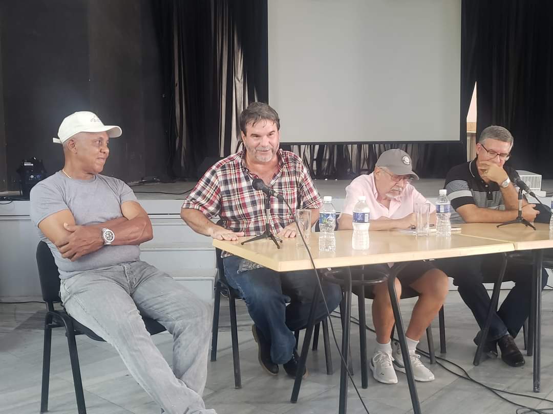 OmarValinoCedre's tweet photo. Estos tres mosqueteros hablamos de pelota, de beisbol, cultura e identidad, en el Centro Hispanoamericano de Cultura como parte del programa Rutas y Andares, de la Oficina del Historiador de la Ciudad, con la presencia de una leyenda viva de nuestro deporte, Rey Vicente Anglada. https://t.co/0ei1IQpkJa