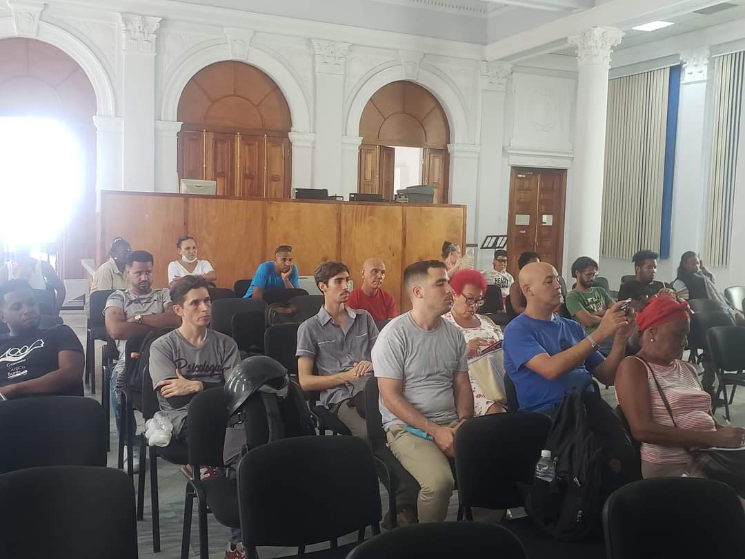 OmarValinoCedre's tweet photo. Estos tres mosqueteros hablamos de pelota, de beisbol, cultura e identidad, en el Centro Hispanoamericano de Cultura como parte del programa Rutas y Andares, de la Oficina del Historiador de la Ciudad, con la presencia de una leyenda viva de nuestro deporte, Rey Vicente Anglada. https://t.co/0ei1IQpkJa