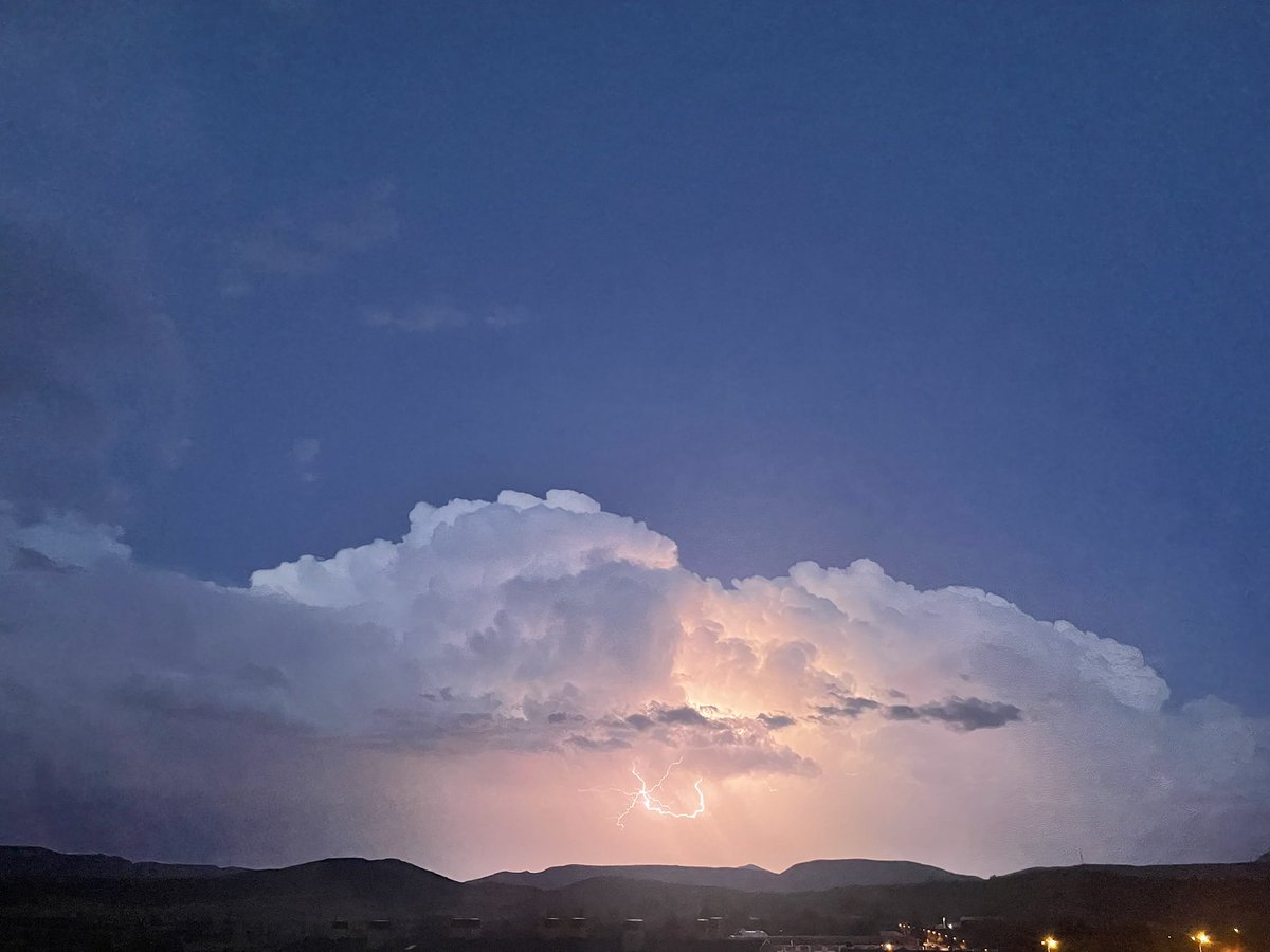 akigbur's tweet photo. Espectacular tormenta eléctrica con agua y granizo en Pamplona hace un rato. Y continua hacia el Este. #tormenta #tormentaelectrica #rayos #pamplona https://t.co/cHL1NQl0bV