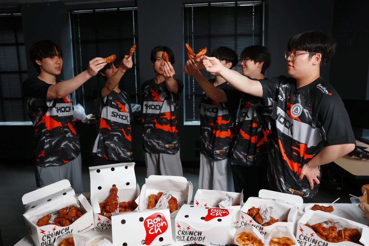 SFShock's tweet photo. Happy #NationalFriedChickenDay!
The Shock boys are eating good today thanks to @BonchonChicken's new Korean BBQ Sauce
#CrunchOutLoud #KoreanFriedChicken https://t.co/stmsuHtkGQ
