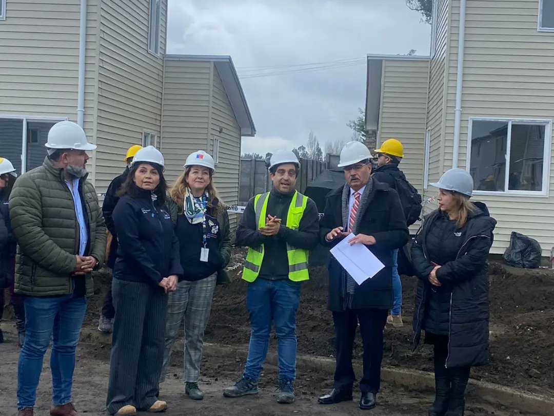MindepBiobio's tweet photo. ¡Seguimos desplegados! Seremi @andreasaldaa16 participó junto a diversas autoridades regionales en recorrido realizado por proyecto "Los Castaños 2" sector Yumbel Estación, importantes obras que darán solución habitacional a numerosas familias de la comuna.
#gobiernopresente https://t.co/sAHNRwWEkY