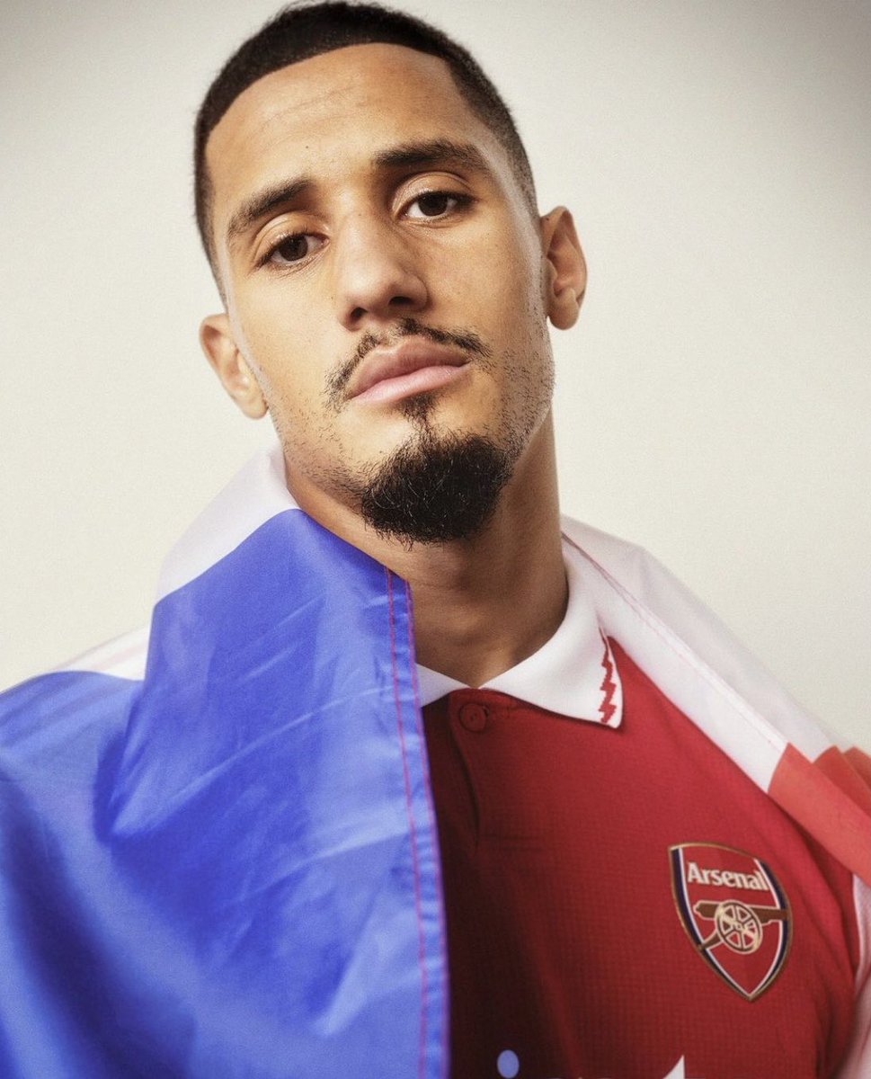 Kick_Ups's tweet photo. 𝐒𝐈𝐆𝐍𝐄𝐃:𝐒𝐚𝐥𝐢𝐛𝐚 𝐬𝐭𝐚𝐲𝐬🚨

William Saliba will sign a new deal and extend his contract with Arsenal today. New deal will be valid until June 2027 with an option to extend for another year.🔴⚪️ #Arsenal #Saliba 

Two European clubs were keen but he stays.🇫🇷#Transfers https://t.co/U1oxovd3yd