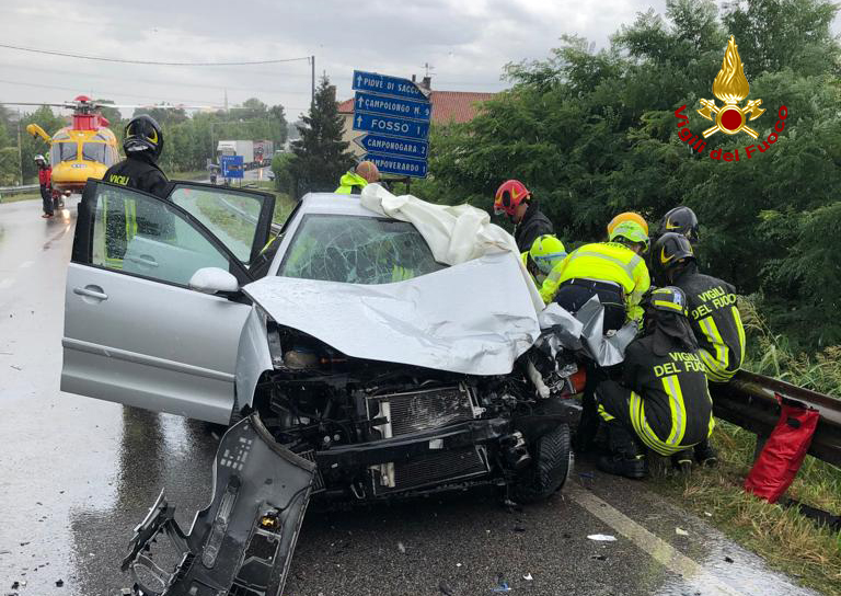 vvfveneto's tweet image. #6luglio #Fosso’(VE), questa mattina, scontro tra un camion e un’auto: tre feriti. #Vigilidelfuoco estraggono dall’auto un ragazzino rimasto incastrato, preso in cura dal personale del @SUEM_Veneto ed elitrasportato in ospedale. Feriti anche l’autista e la passeggera