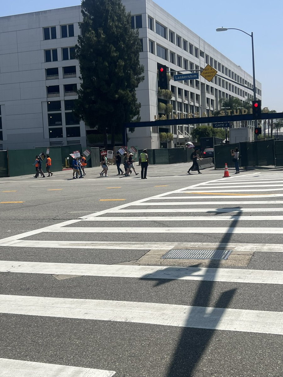 Kittycat03191's tweet photo. I'm back... to the picket lines—supporting and networking with my fellow writers. Shout out to them and showing my support as well!
#wgastrong #wgastrike2023 #screenwriting #screenplay #animation #liveaction #studio #universal #scriptwritersupport #supportfuturewriters #support https://t.co/XV5AvKaIk1