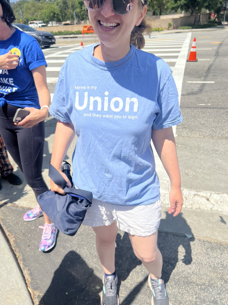 Kittycat03191's tweet photo. I'm back... to the picket lines—supporting and networking with my fellow writers. Shout out to them and showing my support as well!
#wgastrong #wgastrike2023 #screenwriting #screenplay #animation #liveaction #studio #universal #scriptwritersupport #supportfuturewriters #support https://t.co/XV5AvKaIk1