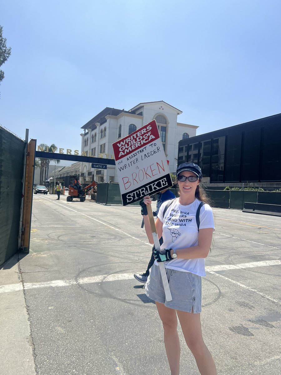 Kittycat03191's tweet photo. I'm back... to the picket lines—supporting and networking with my fellow writers. Shout out to them and showing my support as well!
#wgastrong #wgastrike2023 #screenwriting #screenplay #animation #liveaction #studio #universal #scriptwritersupport #supportfuturewriters #support https://t.co/XV5AvKaIk1
