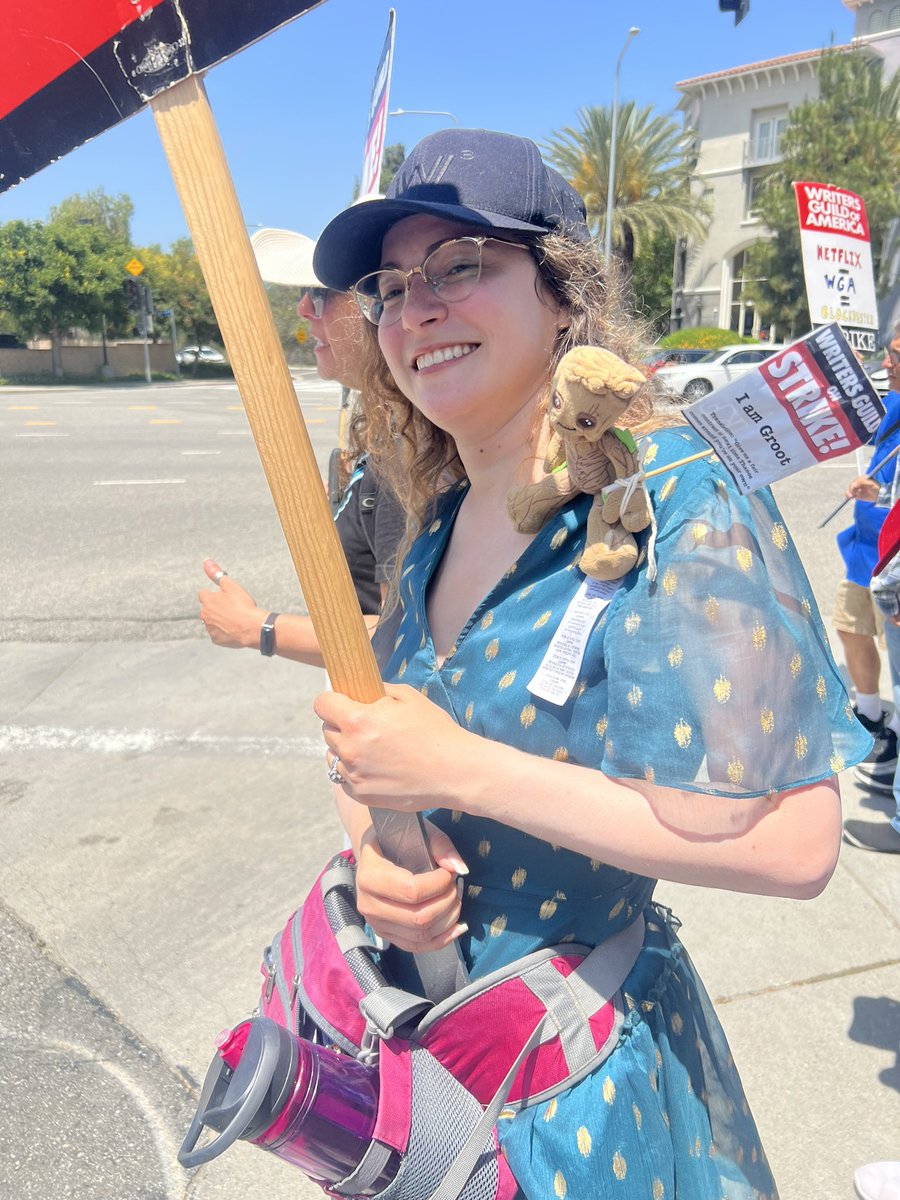 Kittycat03191's tweet photo. I'm back... to the picket lines—supporting and networking with my fellow writers. Shout out to them and showing my support as well!
#wgastrong #wgastrike2023 #screenwriting #screenplay #animation #liveaction #studio #universal #scriptwritersupport #supportfuturewriters #support https://t.co/XV5AvKaIk1