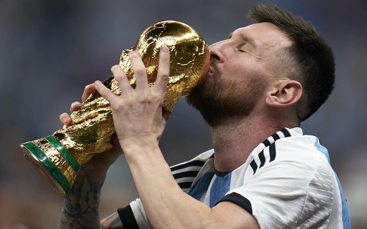 itsonside's tweet photo. International Kissing Day 
#Messi 
#Ronaldo 
#guardiola 
#InternationalKissingDay https://t.co/pHQCXAeFc6