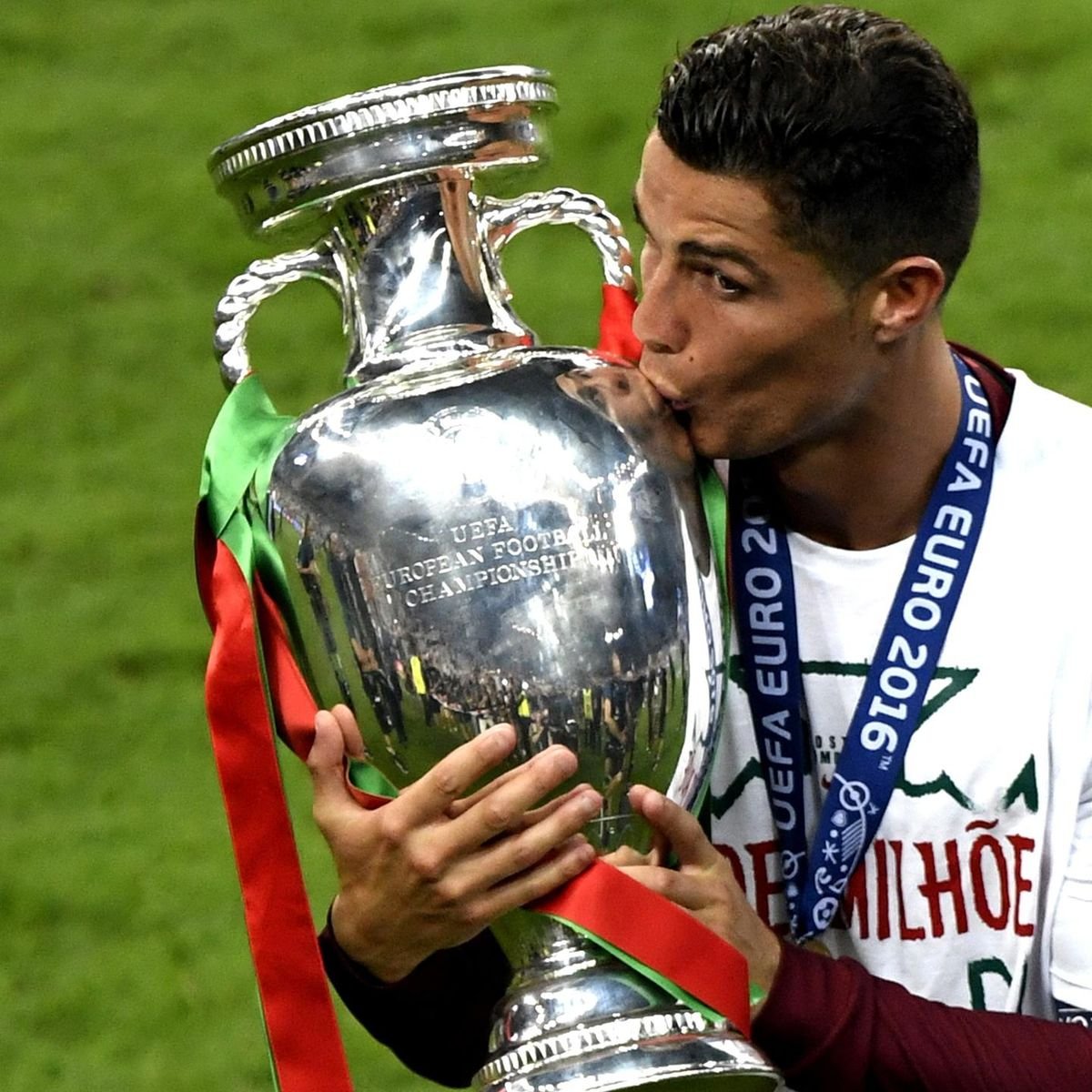 itsonside's tweet photo. International Kissing Day 
#Messi 
#Ronaldo 
#guardiola 
#InternationalKissingDay https://t.co/pHQCXAeFc6