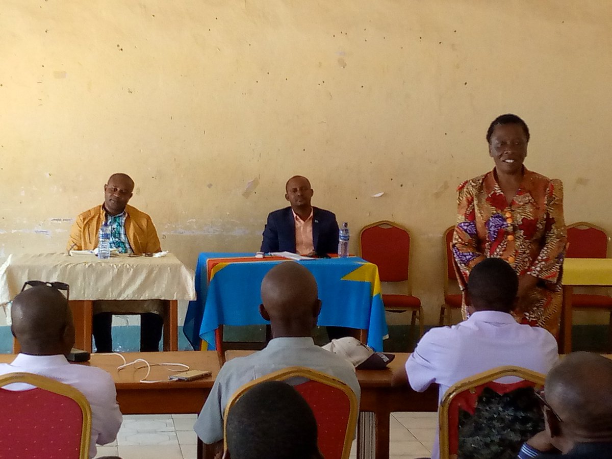 VilleBaraka's tweet photo. Baraka :Une réunion d'échange entre le ministre prov SK son E. Albert Labani M. et les chefs des villages et (quartiers) de la ville. Sous la modération du Maire a.i Mme EMERITE T. M. en présence de l'AT Fizi,Mr Sammy B. K.Objectif :recueillir les doléances de ces cadres de base. https://t.co/GJ6A2OXgeJ