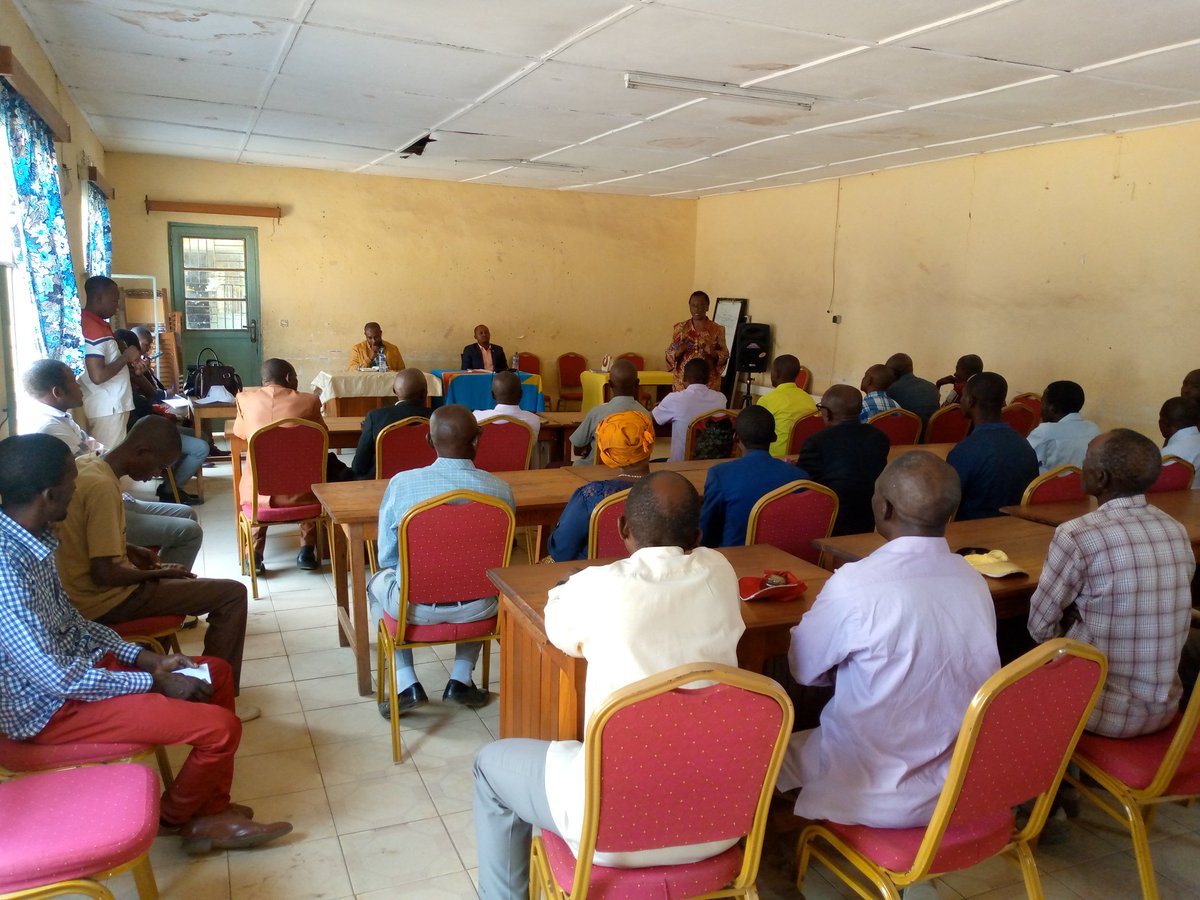 VilleBaraka's tweet photo. Baraka :Une réunion d'échange entre le ministre prov SK son E. Albert Labani M. et les chefs des villages et (quartiers) de la ville. Sous la modération du Maire a.i Mme EMERITE T. M. en présence de l'AT Fizi,Mr Sammy B. K.Objectif :recueillir les doléances de ces cadres de base. https://t.co/GJ6A2OXgeJ