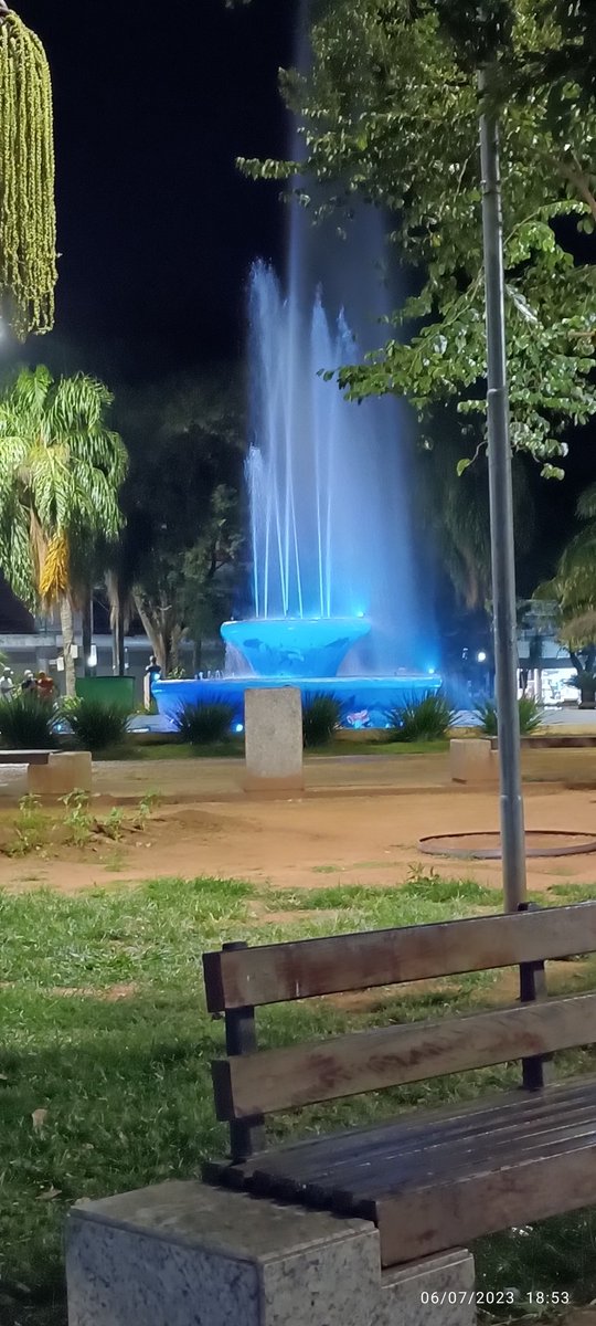 Mustang13070's tweet photo. Sempre acho nostálgico quando a fonte daqui da cidade tá ligada, sei lá, muito bonitinho https://t.co/RbGYf0gdZJ