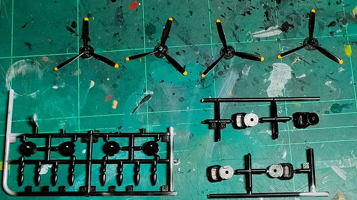 WartsNAllModels's tweet photo. #weathering the #airfix #172scale #hawkertempest and #building the #dambusters #lancaster #gunnests and #propellors on the https://t.co/cqPPEWXFpY #livestream in 30 minutes (9.30am ACST, 5pm PST) Pop past and chat! #scalemodel #ww2 #fighteraircraft #bomber #RAF https://t.co/E8noqejXTJ