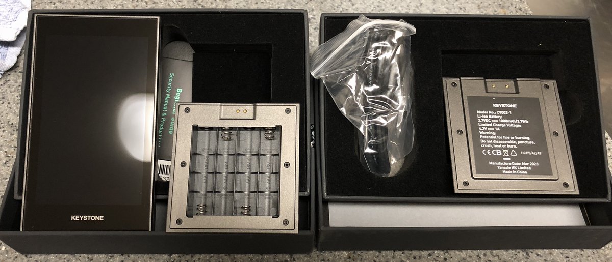 araz32008658's tweet photo. .@KeystoneWallet 様から #KeyStonePro を頂きました
まずは外観、初期設定
通常版との違いは、単4電池BOX以外に、充電式バッテリーパックが付属します
他、裏面には指紋認証、分解時の自己破壊機能があります
#仮想通貨 #ハードウェアウォレット https://t.co/N2Ta8pinHT