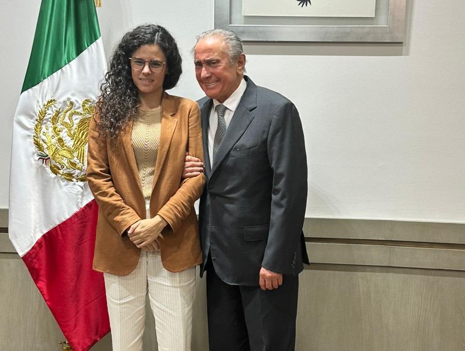 LBallesterosM's tweet photo. La Secretaria Alcalde no puede verse más incómoda. Qué falta de respeto a ella y a la embestidura del cargo.

Es la Secretaria de Gobernación.

Señores, no sean así, incomodan sus arrimones, toqueteos, y jalones no solicitados. https://t.co/sK24N7yEmv