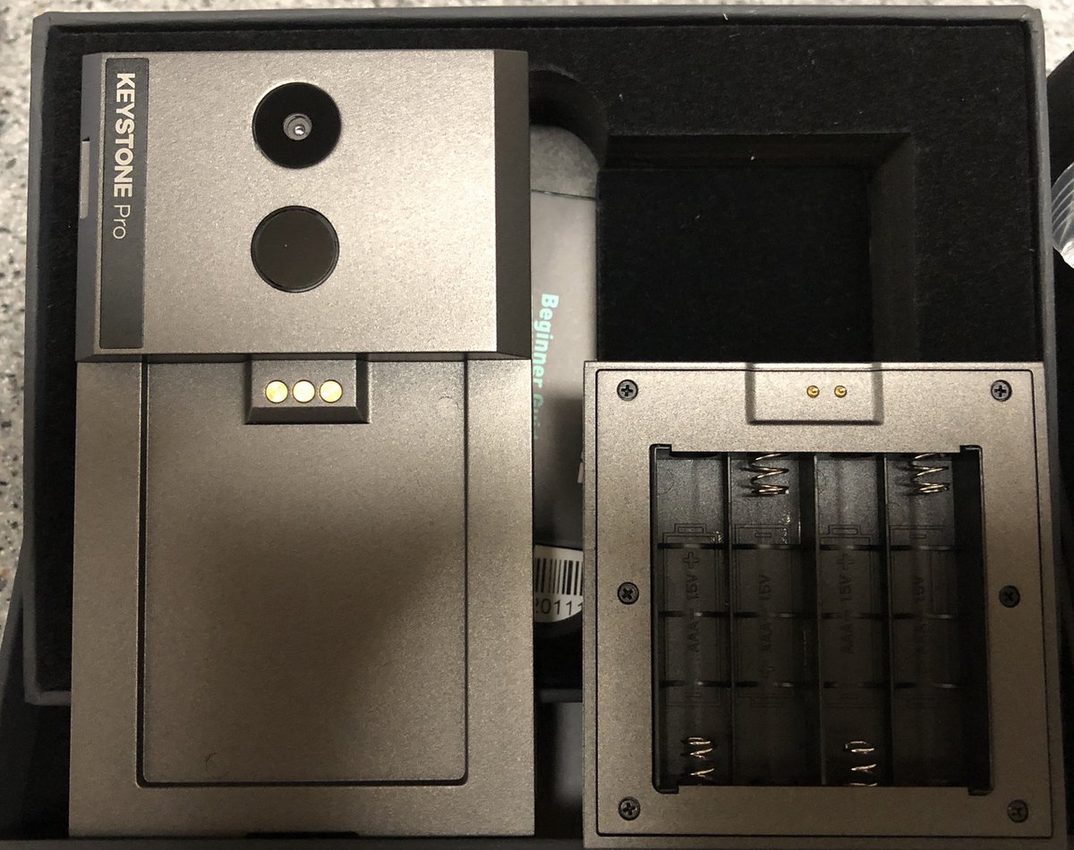 araz32008658's tweet photo. .@KeystoneWallet 様から #KeyStonePro を頂きました
まずは外観、初期設定
通常版との違いは、単4電池BOX以外に、充電式バッテリーパックが付属します
他、裏面には指紋認証、分解時の自己破壊機能があります
#仮想通貨 #ハードウェアウォレット https://t.co/N2Ta8pinHT